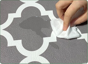 Легко чистить кухонный коврик