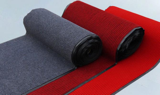 Материал рулонного коврика в полоску