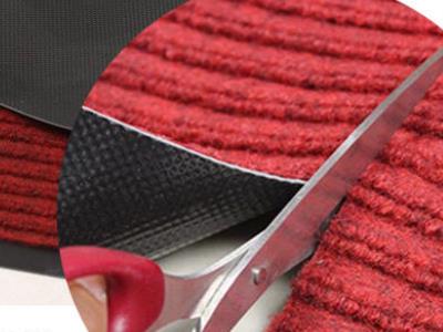 Полосатый дверной коврик можно обрезать.