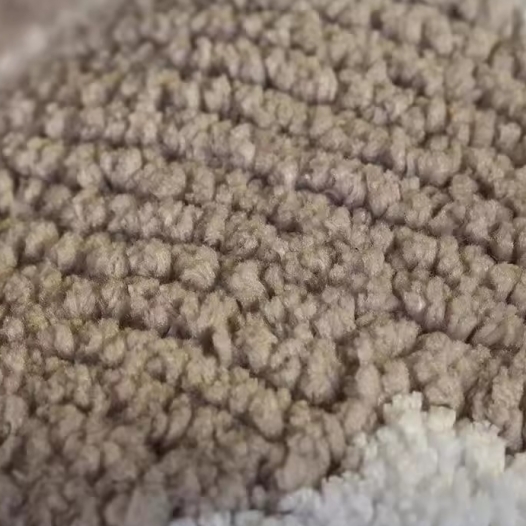 Плюшевая поверхность ковра