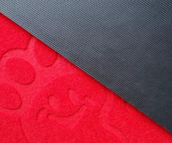 Матовая тисненая подложка дверной накладки крупным планом.