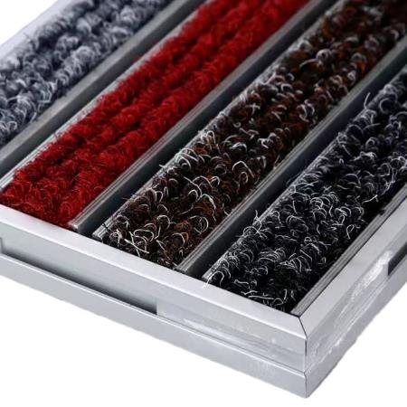 Детальный крупный план прочного дверного коврика из алюминиевого сплава