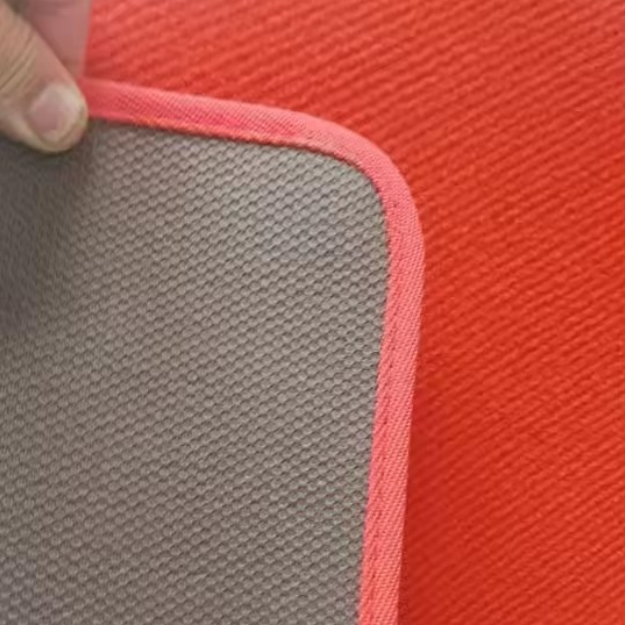 Красная ковровая поддержка