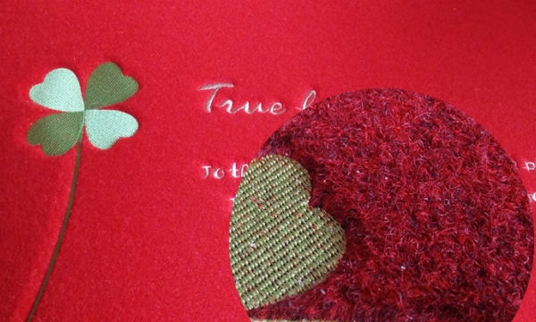 Вышитая поверхность дверного коврика