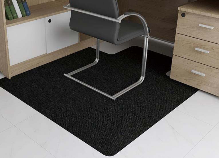 Покажите изображение полосатой подушки на стул