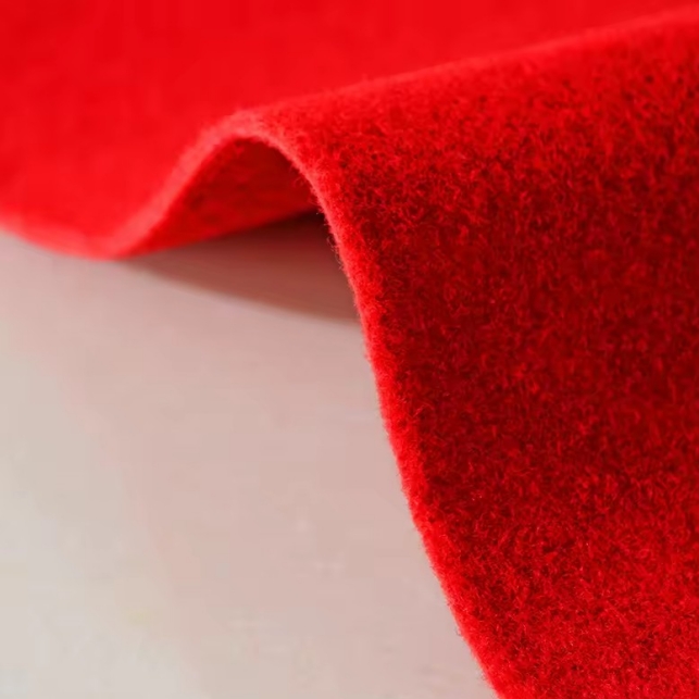 Красная ковровая поверхность