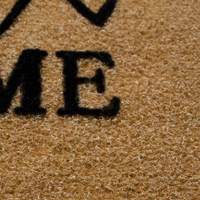 Крупным планом поверхность дверного коврика, имитирующего кокосовую пальму (2)