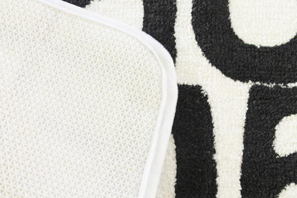 Крупным планом плюшевая подложка для коврика для ванны