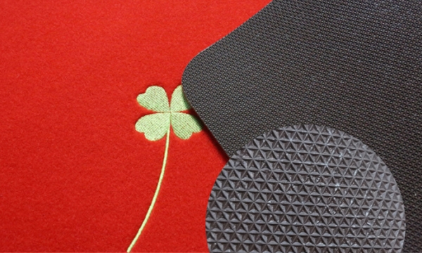 Вышитый коврик на спине